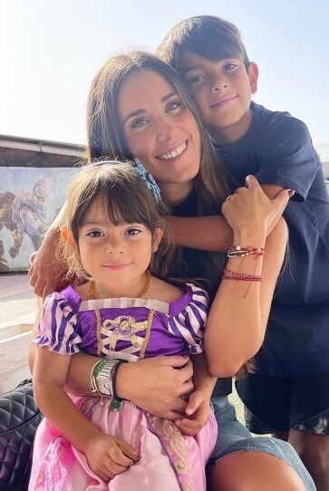 Sandra de la Vega with her children.